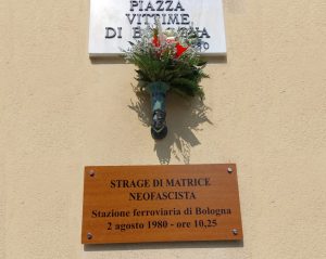 San Maurizio, una targa ricorda la matrice neo fascista della strage di Bologna
