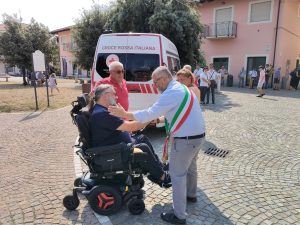 Il ritorno di don Robella a Leini: l’abbraccio dei parrocchiani