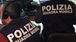 Rapinò un anziano davanti al nipotino all’uscita da scuola: arrestato rapinatore in monopattino
