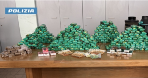 Nelle camere da letto un market della droga: 33 chili di hashish sotto il letto e nel frigo. Arrestato 24enne