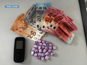 Scaglia il monopattino contro la volante e finge di essere minorenne: arrestato pusher 20enne con 30 dosi di crack