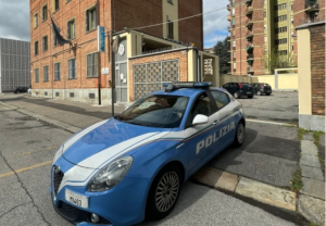 Va in commissariato per crearsi un alibi dopo il furto, ma in sala d’attesa incrocia la vittima: arrestata 52enne