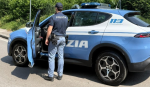 Spaccano i finestrini delle auto in sosta per saccheggiare l’abitacolo: tre arresti