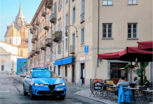 Spacca il vetro del SUV e si cambia la maglia per fuggire: tradito dai tatuaggi, arrestato 37enne