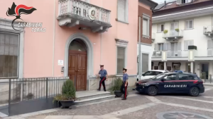 «Consegni l’oro per un controllo»: finto Carabiniere incastrato da una coppia di pensionati