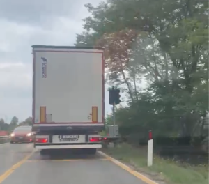 Ponte di Villanova, il divieto è un optional: tir e bisarche continuano a passare nonostante i limiti