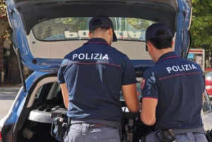 Guerriglia prima del derby di Torino: blitz contro 22 ultras juventini e granata, scattano divieti e Daspo