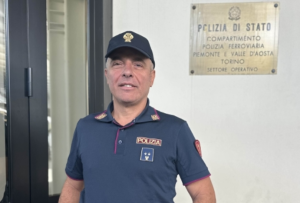 Soffoca mentre mangia sul binario a Napoli: poliziotto della Polfer di Torino le salva la vita con la manovra di Heimlich
