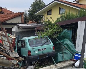 Lanzo, perde il controllo dell’auto e finisce nel cortile di una casa