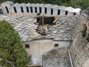 Rocca Canavese, crollato il tetto della cappella del cimitero