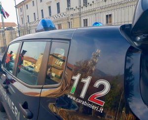 Forza la finestra del capannone e tenta di rubare una motocarriola: preso 44enne
