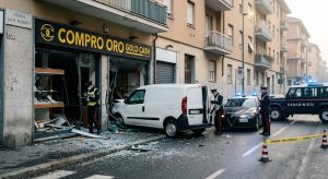 Spaccata all’alba in Strada San Mauro: furgone-ariete contro un Compro Oro, ladri in fuga con i gioielli