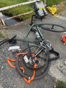 Travolge un gruppo di ciclisti e fugge. Due feriti gravi, fermato l’automobilista