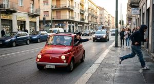 Inseguimento da film a Torino: carabiniere insegue rapinatore a piedi, una passante lo carica sulla sua 500