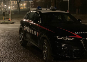 Auto-ariete contro la gioielleria nel salotto buono di Torino: colpo sfumato, poi la fuga folle tra estintori e attrezzi contro i Carabinieri