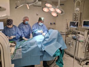 Rara e gravissima emorragia interna: come la chirurgia d’urgenza ha salvato un 77enne