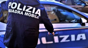 Raggirano un’anziana e fuggono a 200 km/h sulla Statale 11: arrestata la coppia dello “specchietto”