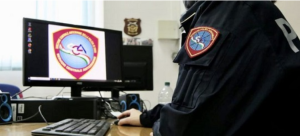 Rissa a bottigliate e aggressione alla Polizia in centro a Torino: scattano quattro arresti e il Daspo Urbano
