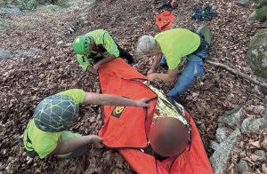 Volo di venti metri nel canalone mentre cerca funghi: 50enne di Ciriè miracolato a Chialamberto